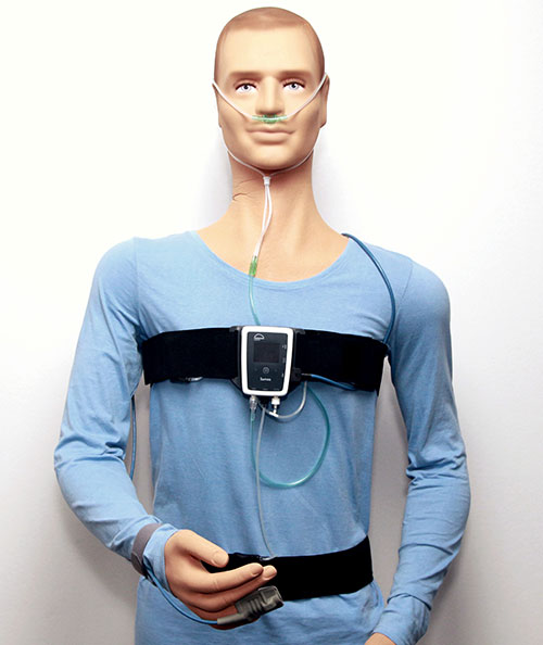 verkabelte Puppe mit medizinischen Geräten (Polysomnograph)